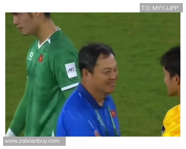 中国球迷李云赛后与李昊亲密互动展现温暖友情与宠溺之情