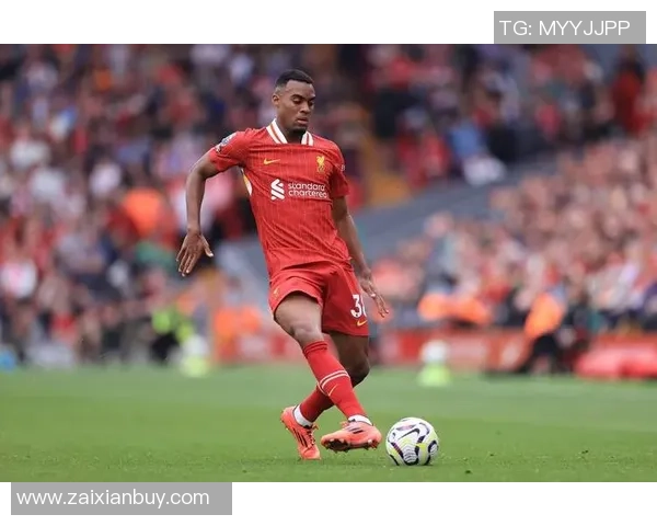 赫拉芬贝赫在禁区外遭铲倒主裁未判罚比赛继续进行引发争议